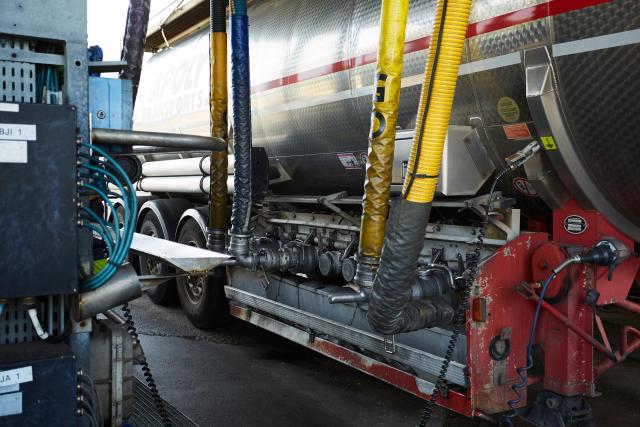 Camion citerne en cours d'approvisionnement