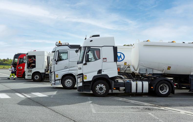 Camions sur un lieu de dépôt