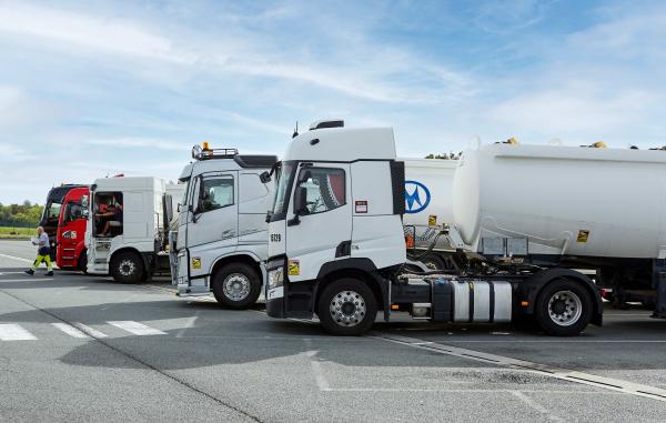Camions sur un lieu de dépôt